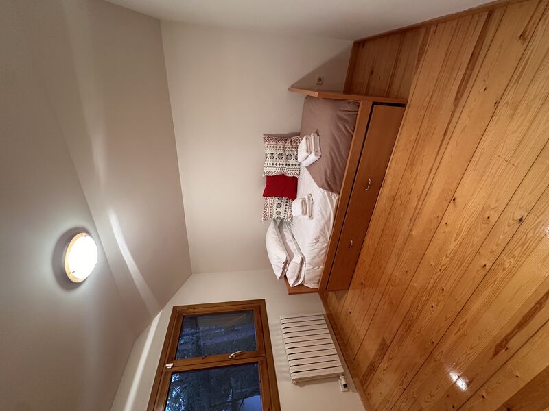 Interior acogedor con chimenea